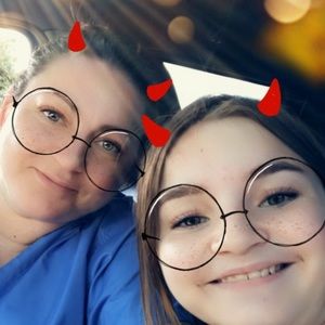 Meet your posher's, Alyssa and Marissa!